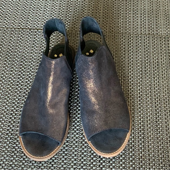 Musse & Cloud Bronze Leather Ciara
Sandal - Picture 3 of 14